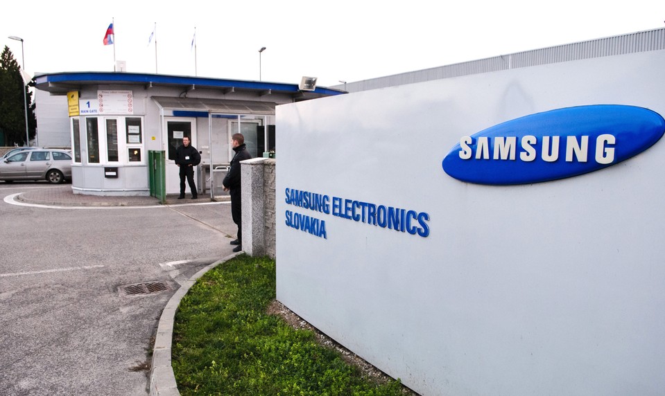 Hrozí odchod Samsungu zo Slovenska? Premiér čaká na oficiálne stanovisko