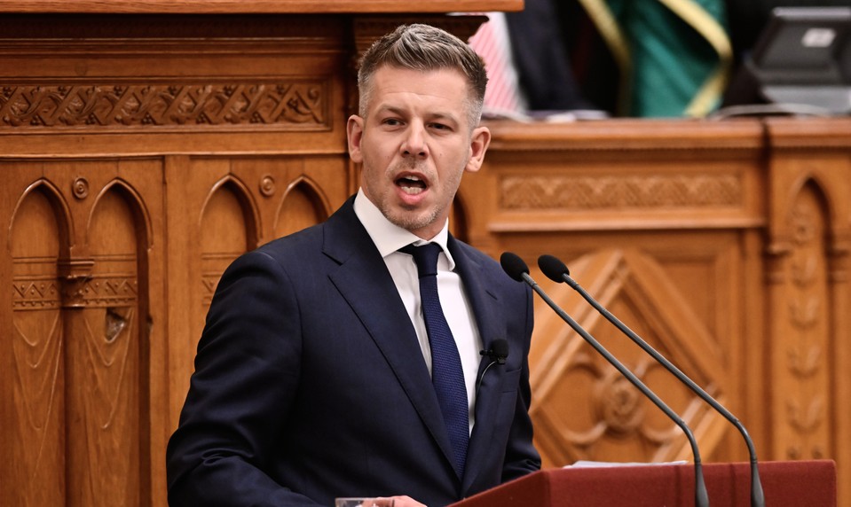 Magyar nechal vyviesť Orbánovho bývalého hovorcu: Havasi ho obvinil zo zneužitia právomocí
