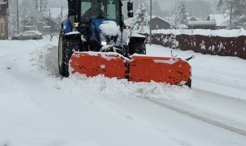 Snehová kalamita pri Poprade: Cesty sú ťažko prejazdné