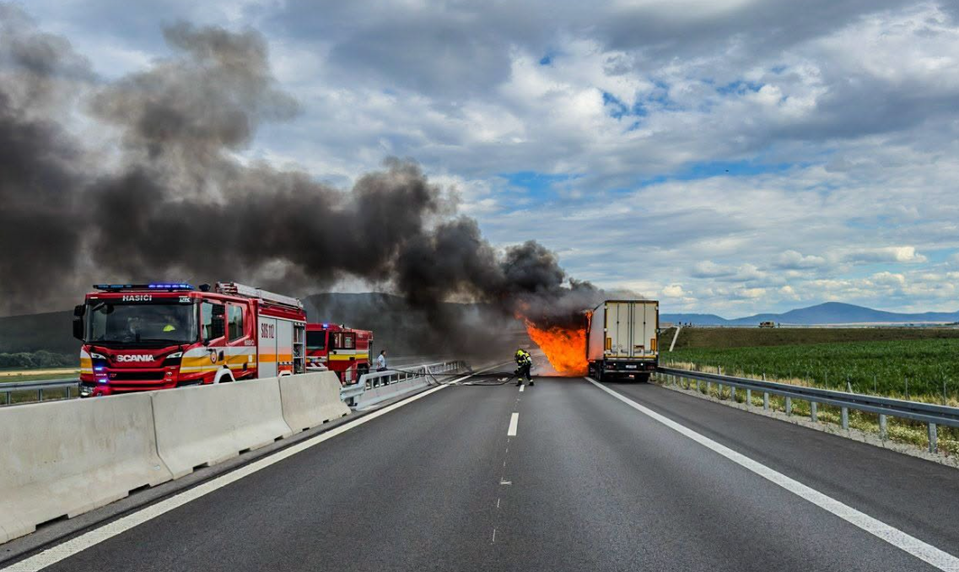 Rýchlostnú cestu pri Košiciach uzavreli. Na ceste horí kamión