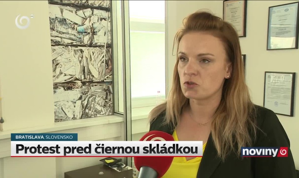 Protest pred čiernou skládkou