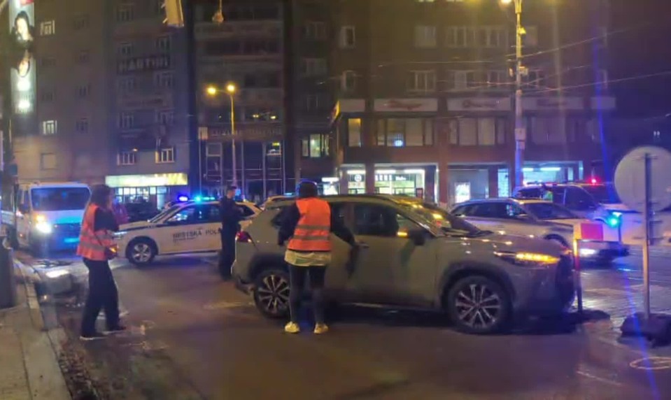 Chaos na Kamennom námestí: Auto zdemolovalo betónové črepníky a vydalo sa na útek