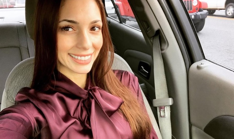 Polícia zadržala ženu močiacu na nábytok v Airbnb. Nakrúcala to na OnlyFans