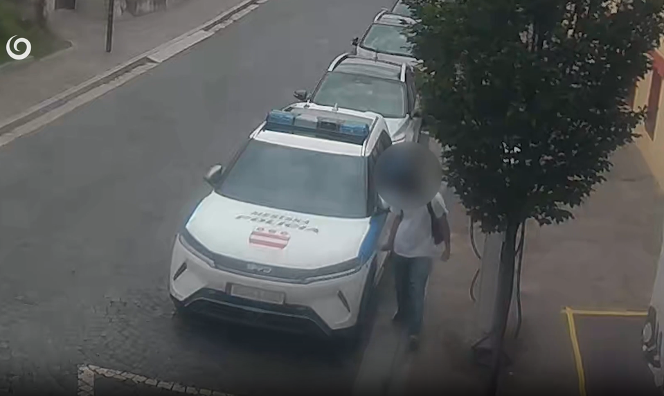 Mladík poškodzoval služobné autá mestskej polície. Kamery odhalili jeho konanie