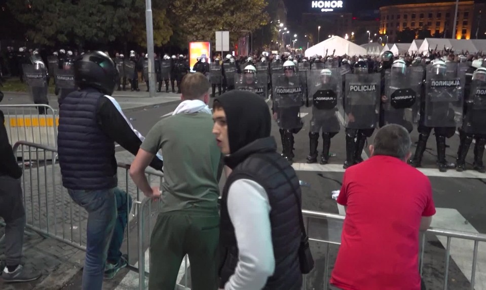 Srbská polícia zadržala 37 demonštrantov, Vučič protesty spája so zahraničím