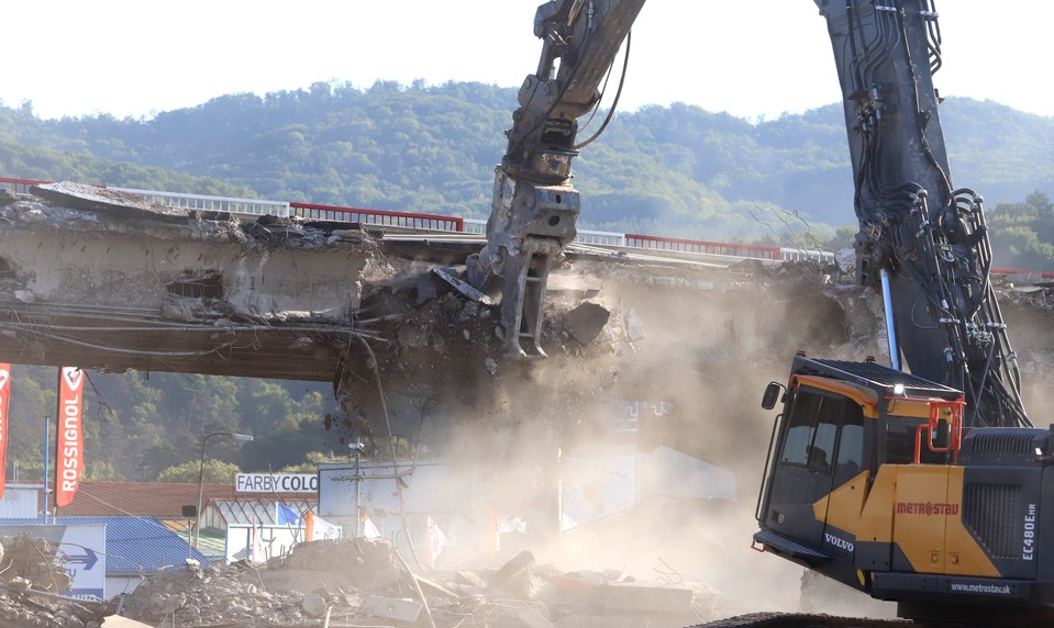 Pre havarijný stav začali búrať most v Kremničke