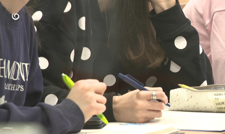 Študenti stále čakajú na talentové štipendiá. Štát im dlží tisíce eur