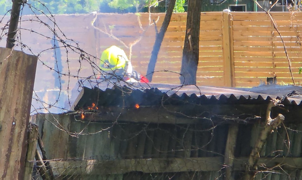 V Petržalke horí objekt na uskladnenie dreva, na mieste zasahujú hasiči