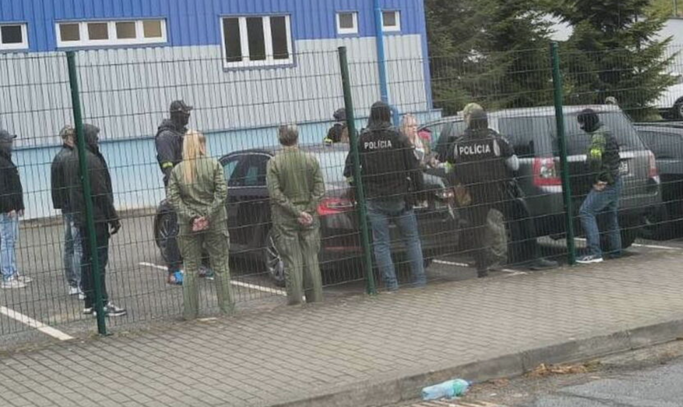 Colník čelí obvineniam z dlhodobého podplácania. Sudca nariadil väzbu