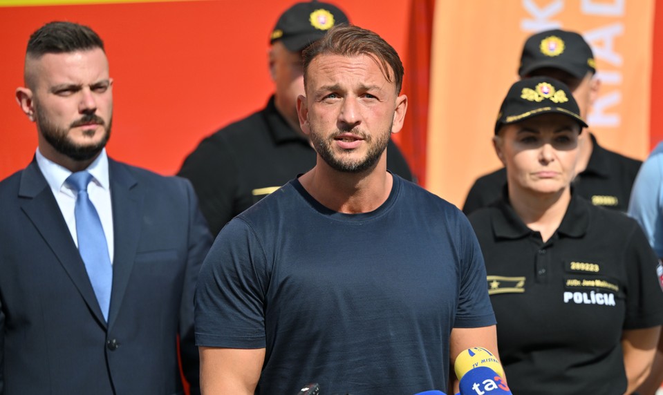 PS: Peniaze za hasičské autá išli na nesprávny účet. Opozícia chce odvolať Šutaja Eštoka