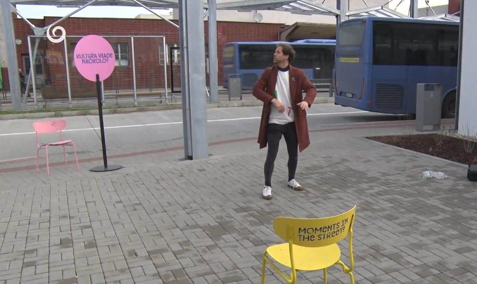 Na stanici v Trenčíne čakalo cestujúcich divadlo. Herec Pavol Seriš zahral priamo medzi nimi