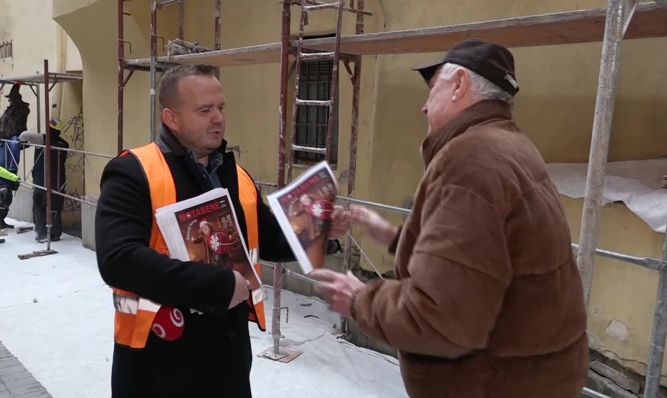 Reportér TV JOJ si vyskúšal rolu predajcu Nota Bene počas Dňa dobrovoľníkov