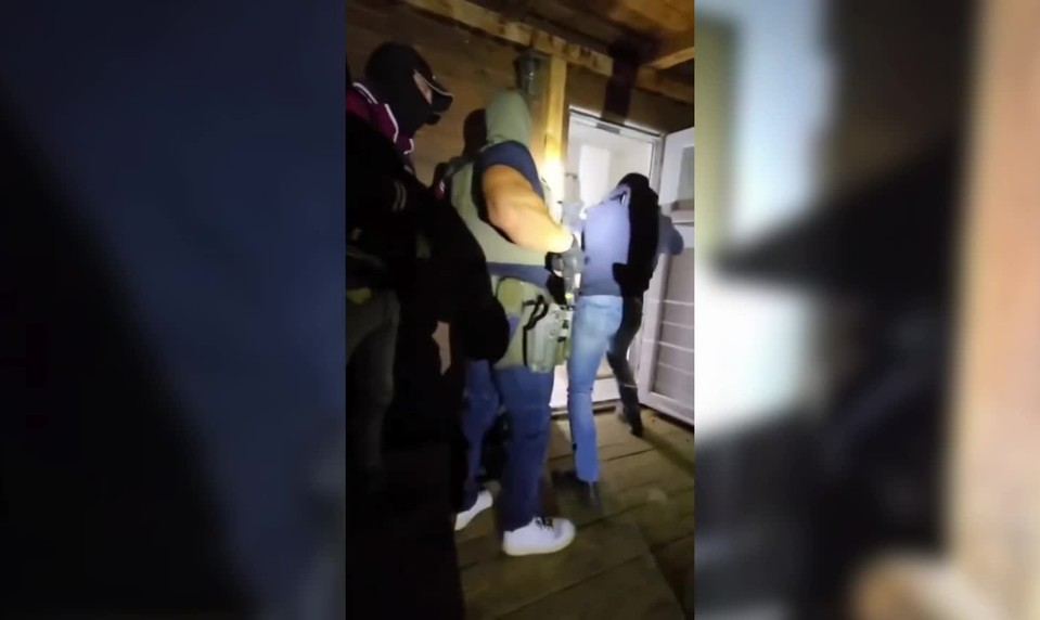 VIDEO: Polícia udrela na západnom Slovensku. Traja muži čelia obvineniam, jeden je vo väzbe