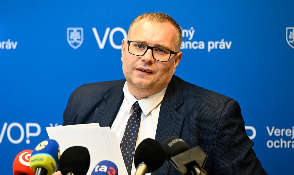 Ombudsman sa pridáva k opozícii. Pre zrušenie ÚOO mieri na Ústavný súd