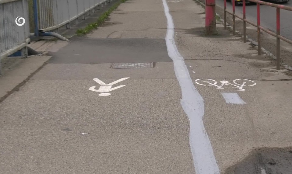 Krivé čiary a lampy v strede chodníka: Cyklotrasa v Ružomberku baví Slovákov