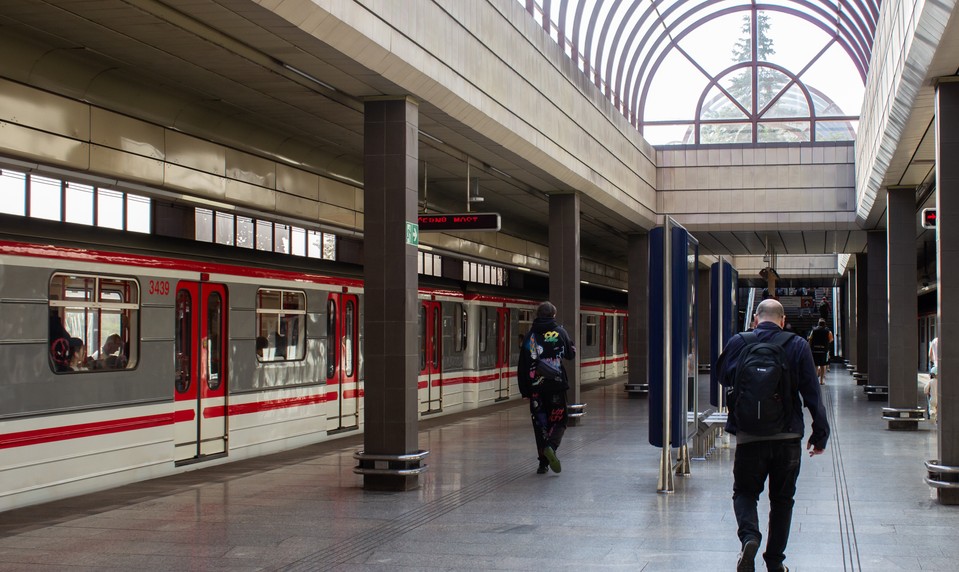 Tragédia v pražskom metre: Muž neprežil pád pred prichádzajúcu súpravu