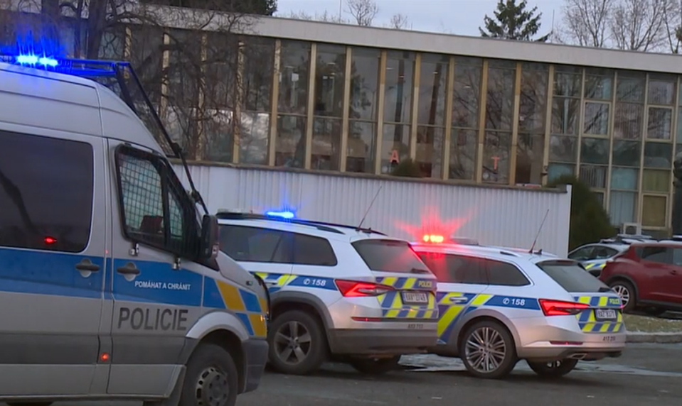 Policajt v Prahe zastrelil muža skákajúceho z okna, po zverejnení záberov čelí obvineniu