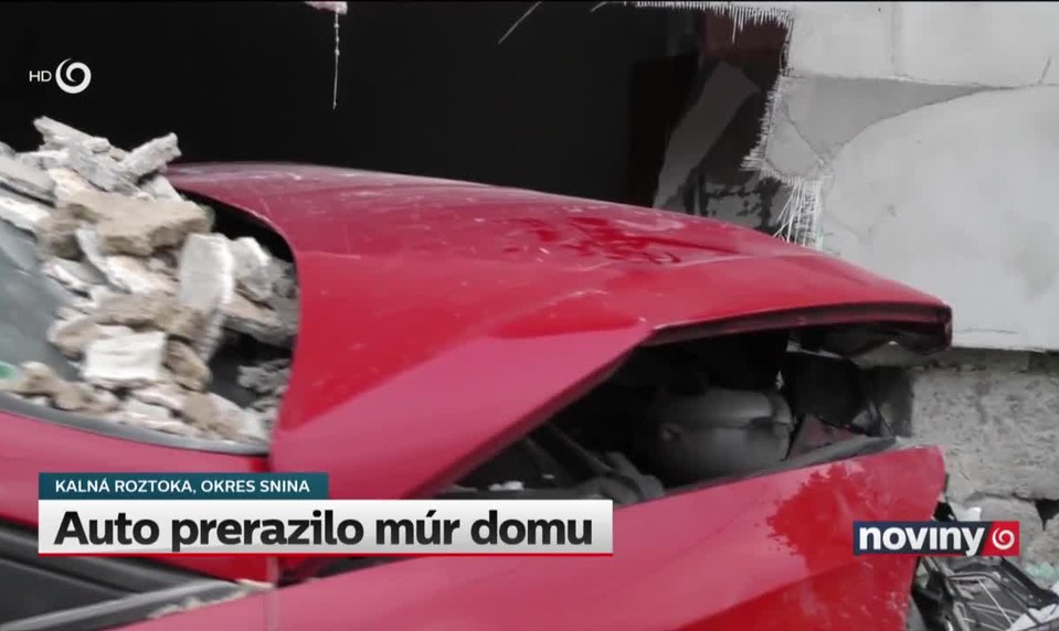 Auto prerazilo múr domu