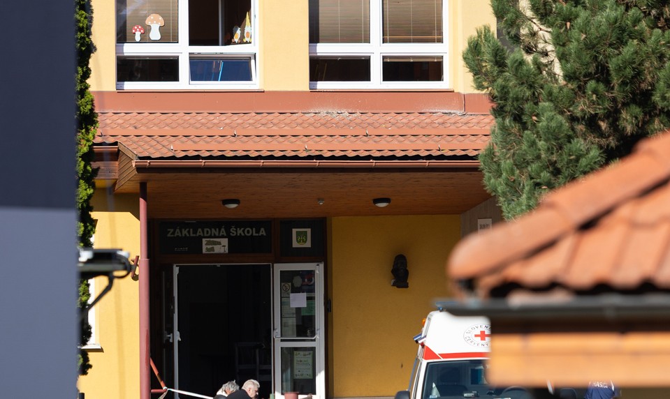 ONLINE: Po útoku žiaka v Staškove zomrela jedna učiteľka, dieťa je v kritickom stave