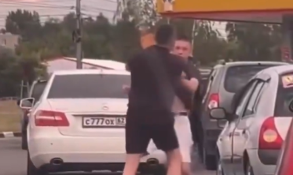 Putin pripustil problémy s nedostatkom pohonných hmôt. Ľudia sa pre benzín aj bijú