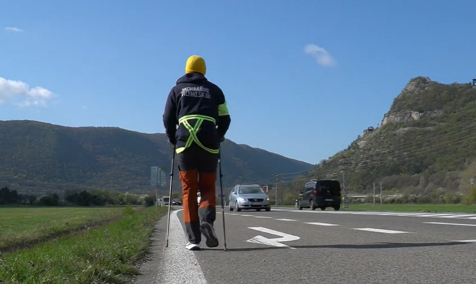 Malý Vilko bojuje so vzácnym ochorením. Jeho otec kráča naprieč Slovenskom, aby našiel darcov na liek