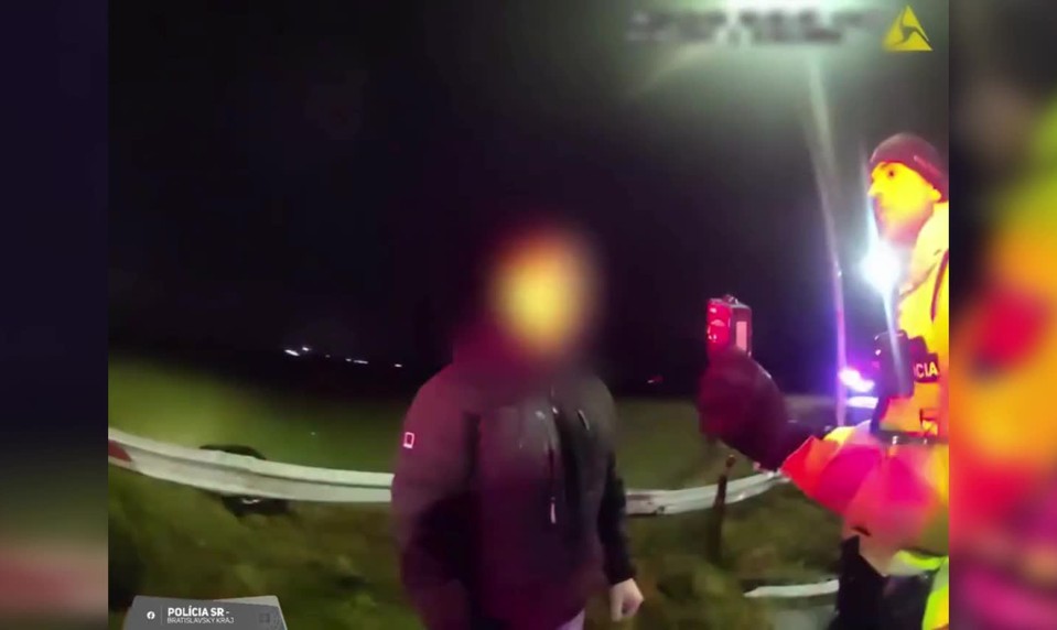 Opitý vodič prerazil zvodidlá a skončil v poli. Po nehode sa pokúsil utiecť