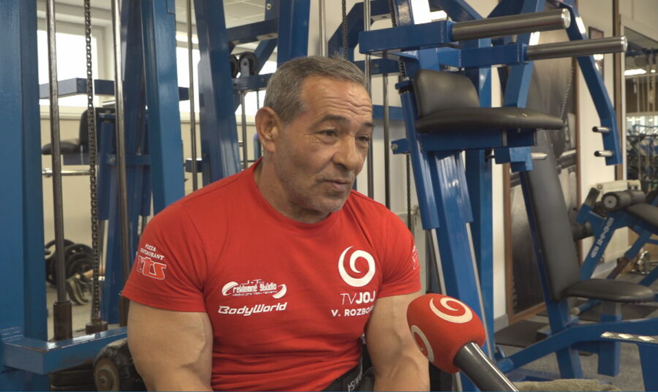 Ešte nedávno žil na ulici, teraz sa pripravuje na majstrovstvá Európy v kulturistike. Príbeh Adama Cibuľu dojíma Slovensko