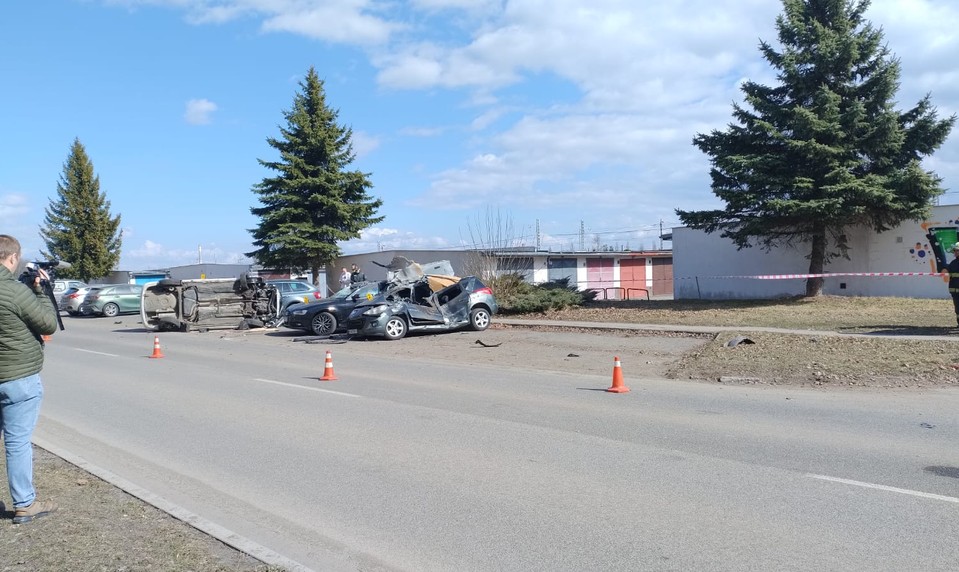 Vodič v Poprade stratil kontrolu nad vozidlom. Vrazil do troch zaparkovaných áut