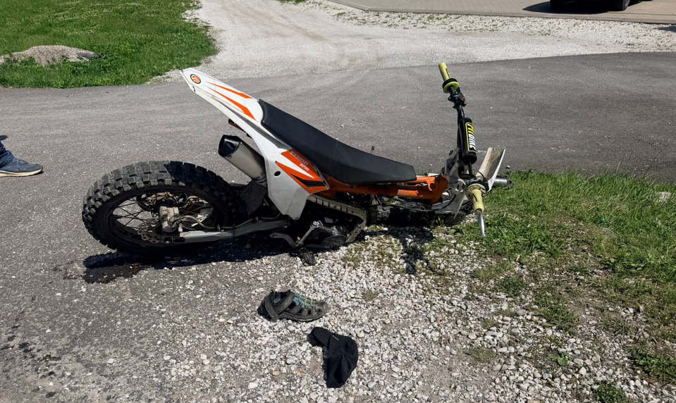Dramatická nehoda: Na motorke viezol trojročné dieťa. Ani jeden z nich nemal prilbu