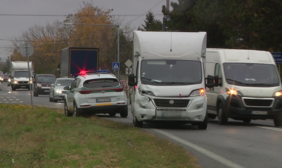 Polícia v Bratislavskom kraji ráno riešila tri zrážky vozidiel s chodcami. Jedna skončila fatálne