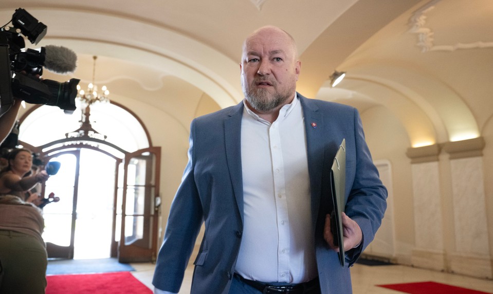 Huliak nie je spokojný s prácou ministerky kultúry. Kritizuje zrušenie folklórneho festivalu pre deti