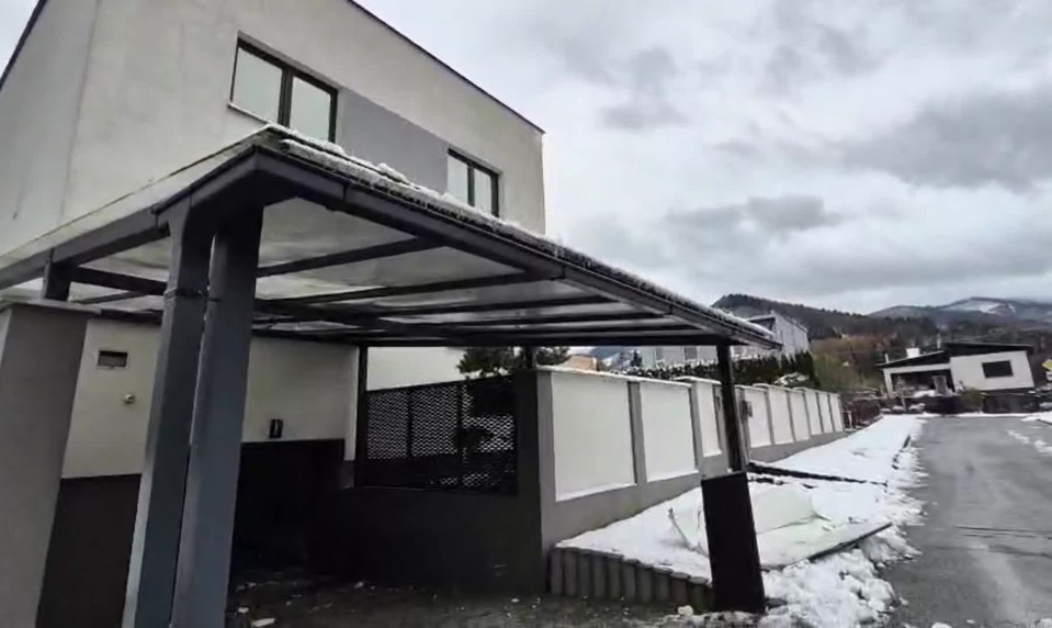 Polícia vyšetruje výbuch pred domom podnikateľa v Martine. Bombu údajne odpálili na diaľku