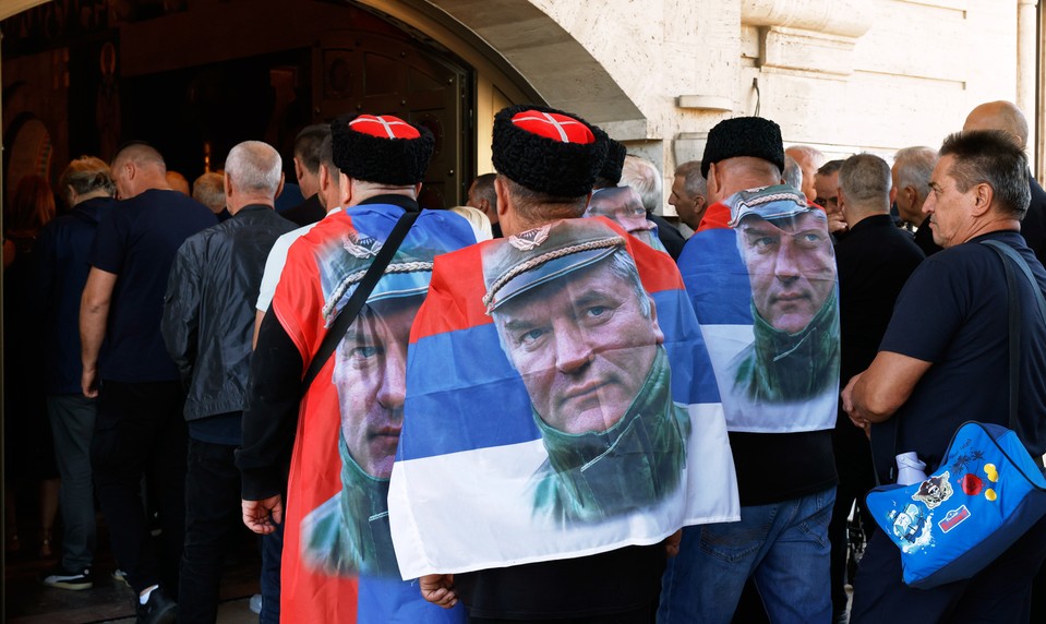 Tisíce ľudí sa zišli na pohrebe Ratka Mladiča. Pre časť Srbov zostáva hrdinom