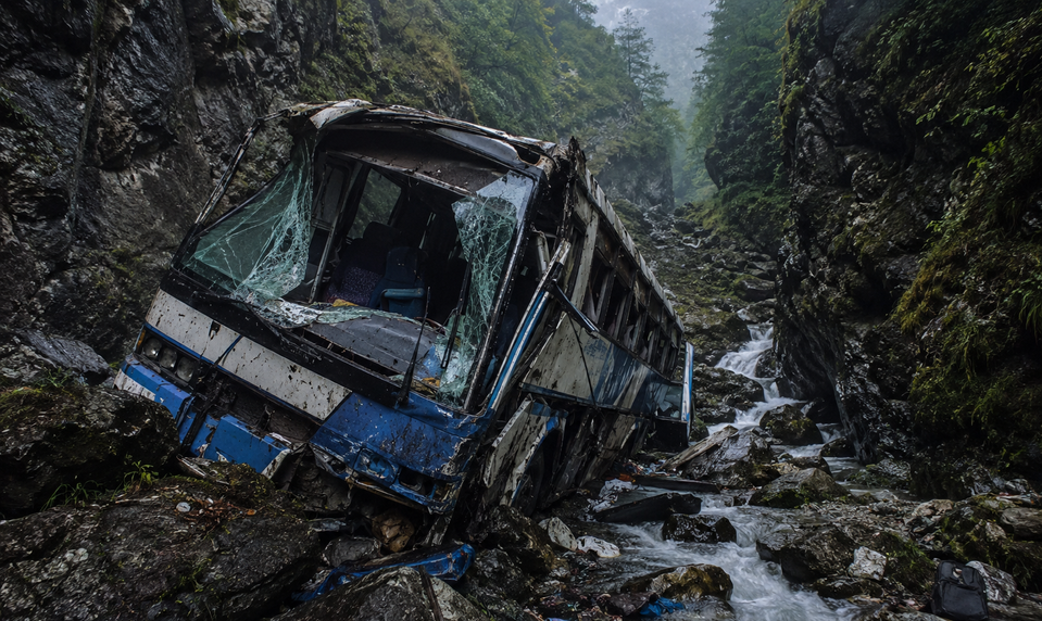 Autobus sa zrútil do rokliny, zahynuli desiatky ľudí