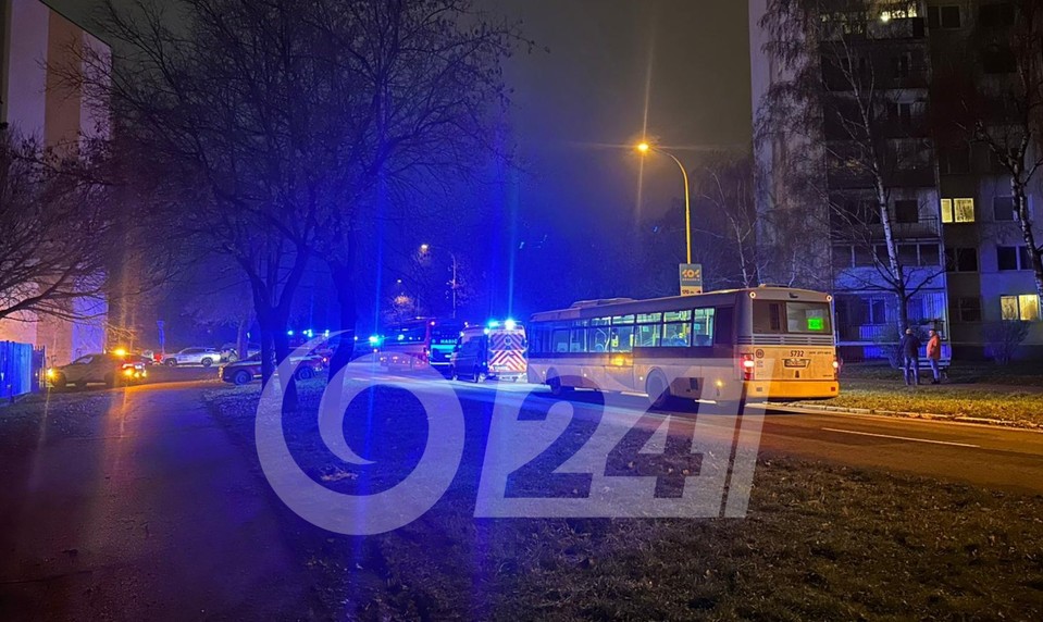 Nočný požiar si vyžiadal život jednej ženy, evakuovali približne sto ľudí