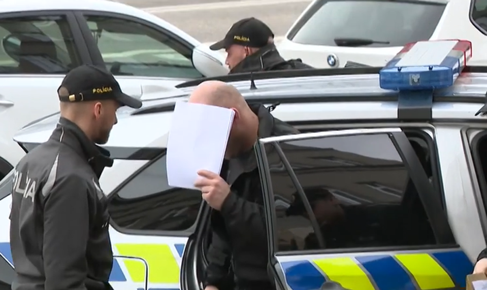 Z lovca zločincov je obvinený: PMJ-čkár skončil v putách kvôli nelegálnemu biznisu