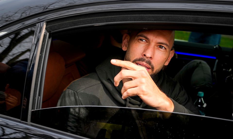 Zaistite návrat Andrewa Tatea späť pred súd v Británii - výzva pre britského premiéra