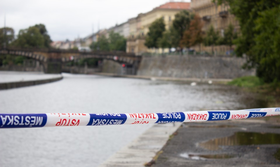 Jedno z dvoch dievčat sa utopilo vo Vltave. Policajti pri zásahu takmer utopili dve autá