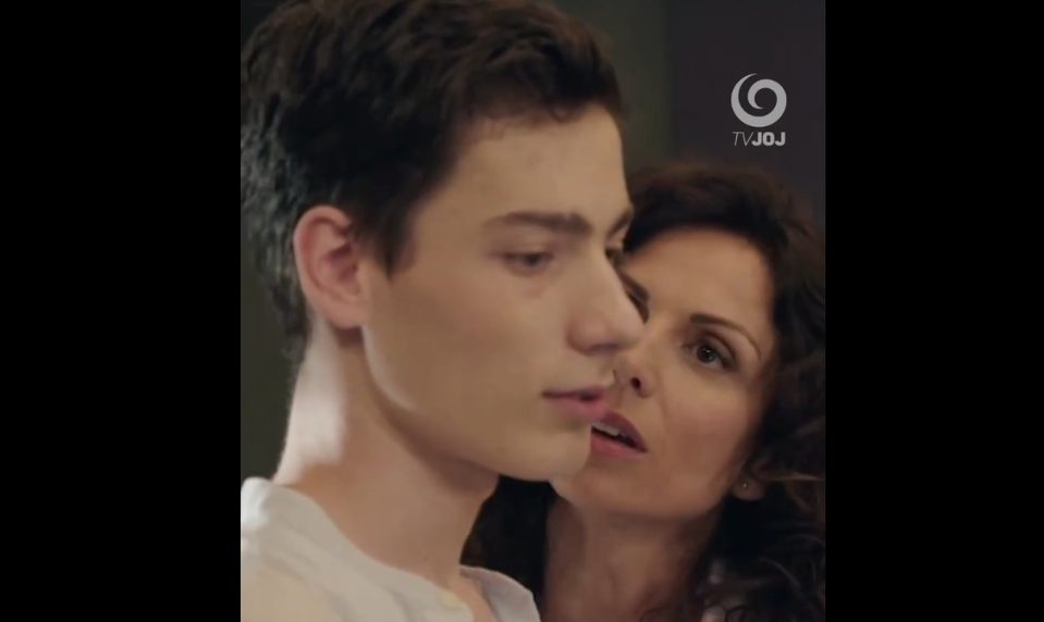 Matej Landl ml. šokuje. Intímne scény s herečkou vo veku jeho mamy!