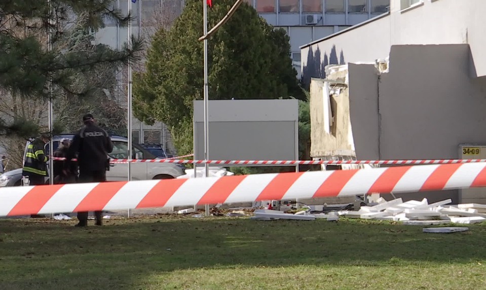 Prebral som sa pod troskami, opisuje Ján po páde strechy. Klientske centrum zostáva zatvorené