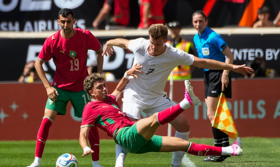 FIFA mení futbal. Hráči už nebudú môcť simulovať a zdržiavať hru tak, ako doteraz