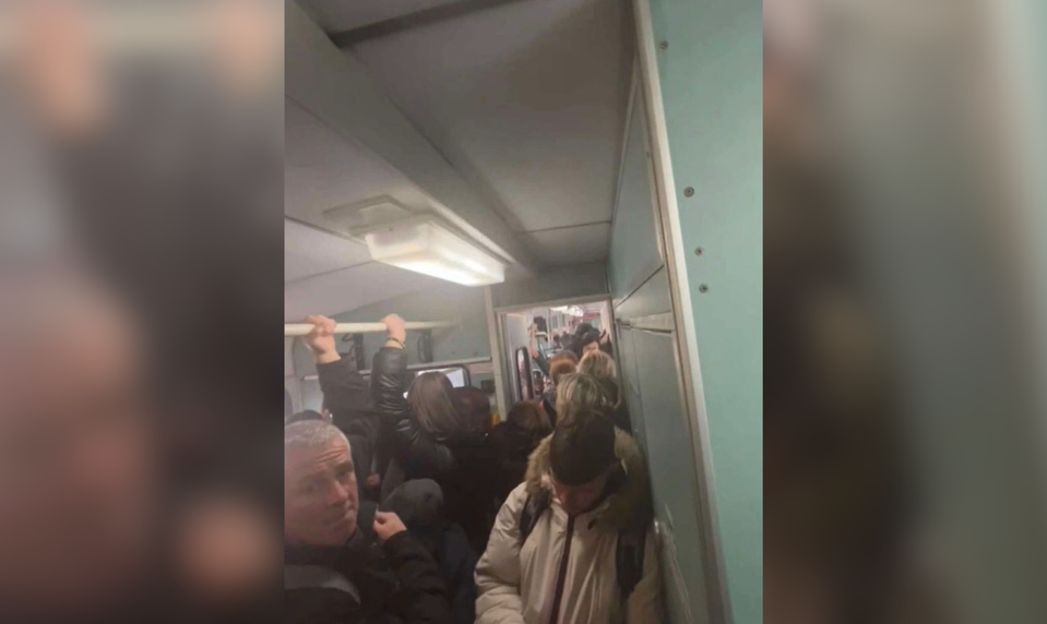 Cestovali sme natlačení ako dobytok. Cestujúci kritizujú stav železnice na východe Slovenska