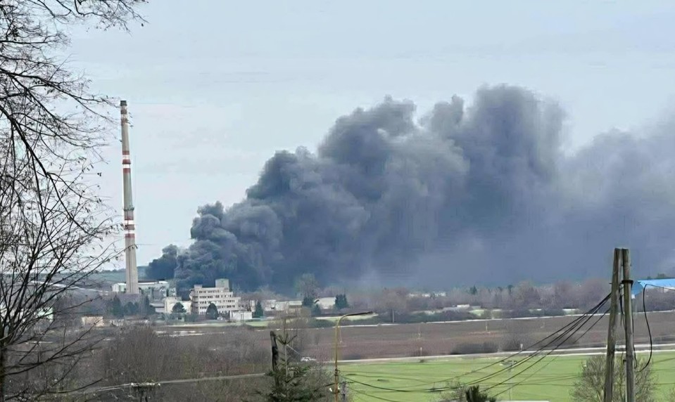 FOTO: Hasiči zasahovali pri požiari bývalej Bukózy. Oheň zachvátil aj odpad v okolí
