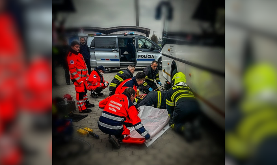 Tragédia na autobusovej stanici: Zrážka autobusu s chodcom si vyžiadala život