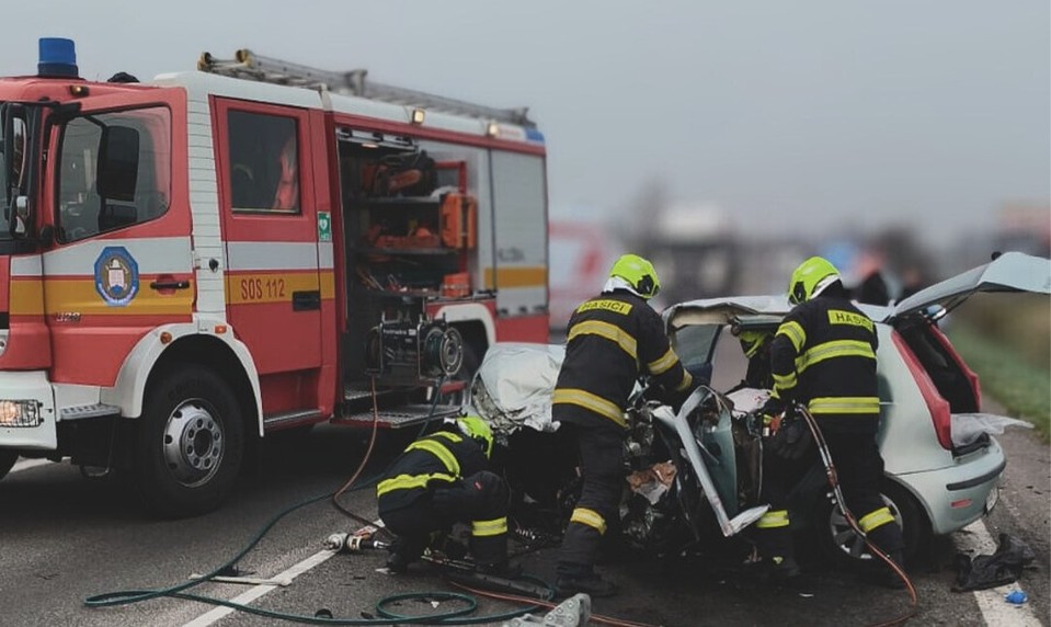 Vodič neprežil zrážku s nákladným autom. Polícia začala trestné stíhanie