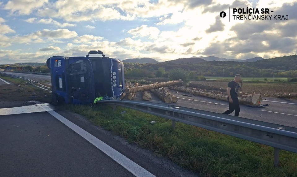 Diaľnica D1 pri Beluši je v smere na Žilinu neprejazdná v oboch smeroch