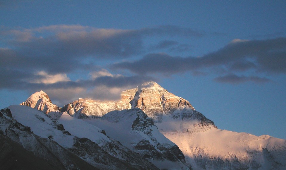 Falošné záchrany na Evereste: Turistov otrávili a poisťovne pripravili o milióny