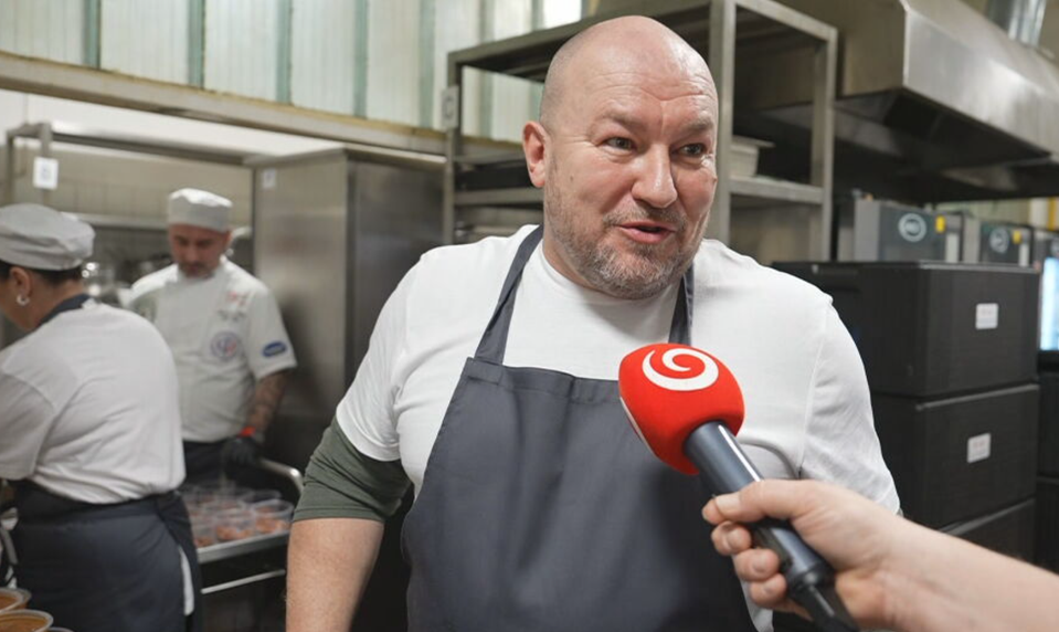 Minister Huliak vymenil oblek za zásteru. Slovákom želá krásne sviatky bez „hlúpych“ politikov