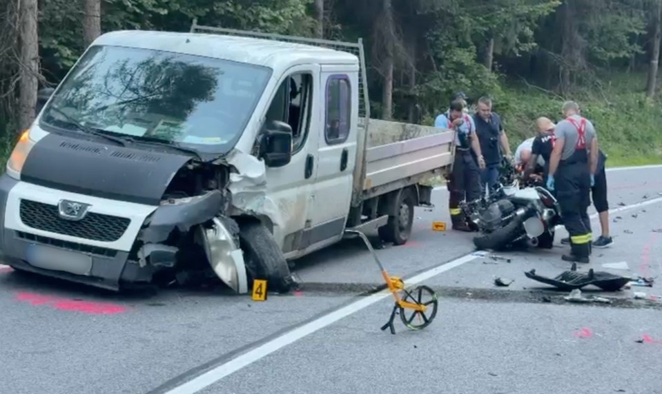 Vážna nehoda pri Spišskej Novej Vsi. Motocyklista sa zrazil s nákladným vozidlom