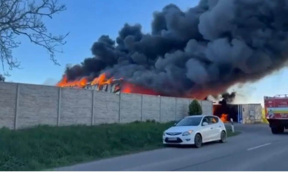 Požiar v okolí haly s paletami pri Nitre: Na mieste zasahujú hasiči aj polícia